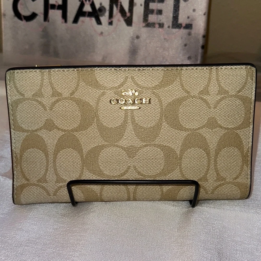Coach Signature Slim Zip Wallet In Light Khaki/Chalk. NWTs